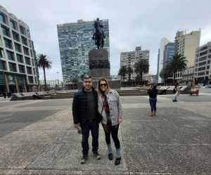 Ana Paula e Euvanderson passageiros da agência de viagens go trio curtindo sua babymoon em Montevidéu